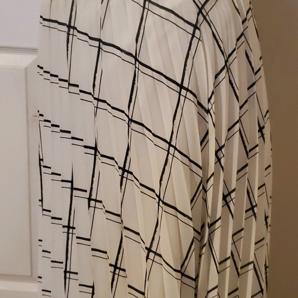 White pleated skirt size small - Picture 2 of 3